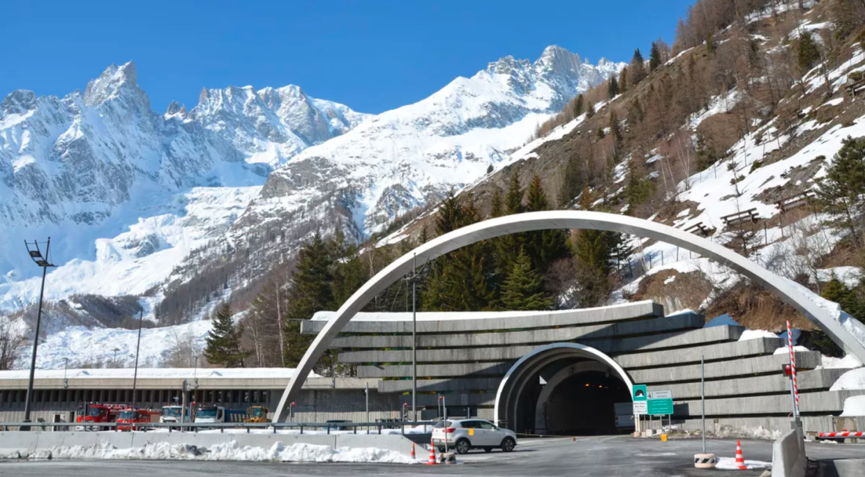 Traforo del Monte Bianco bloccato per mezz’ora: auto in avaria nella galleria