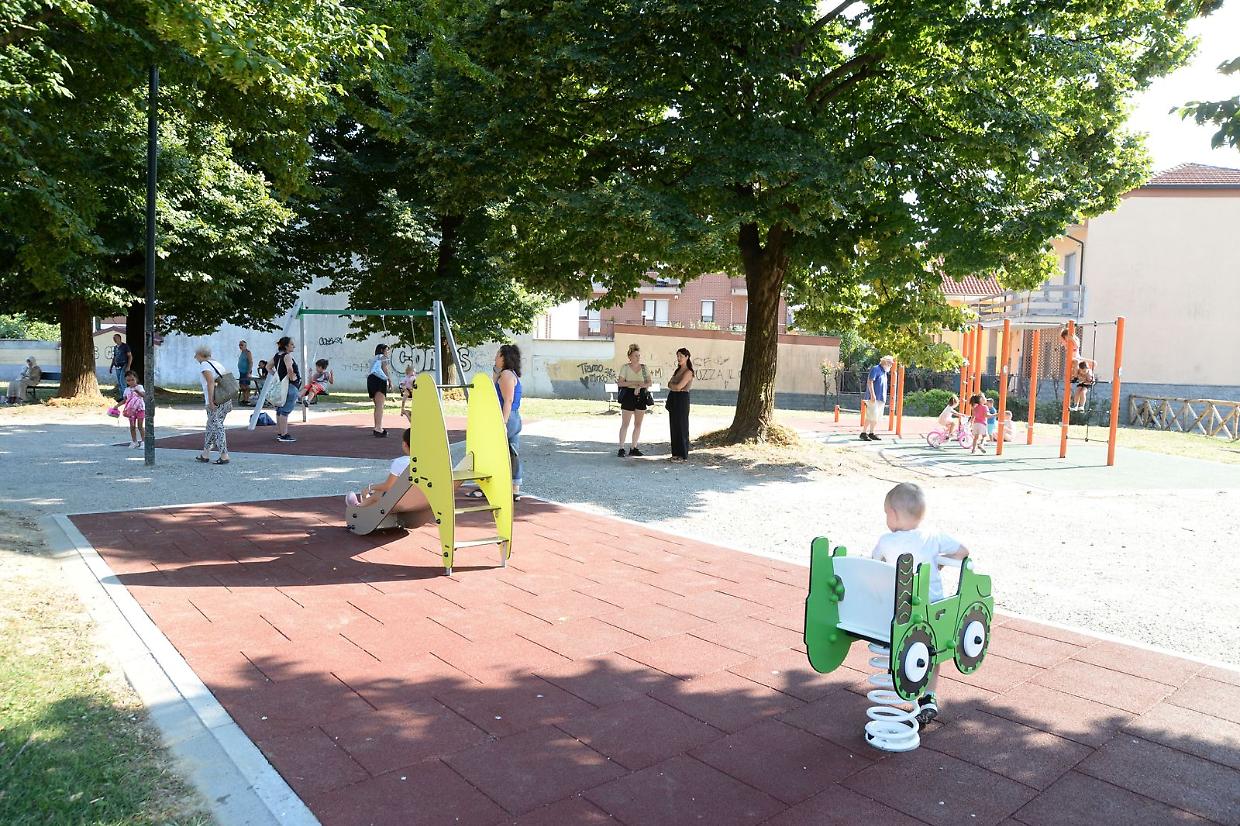 Nuovi giochi, arredi e pavimentazione: riapre il giardino di strada della Magra