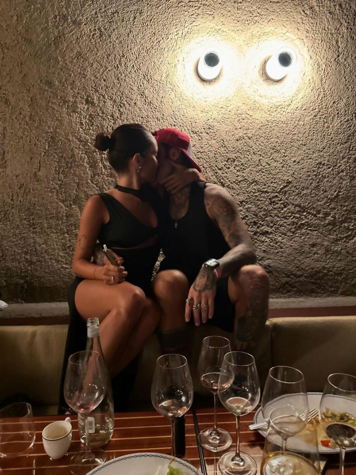 Baci passionali con HoneggerIl rapper conquista la stilista