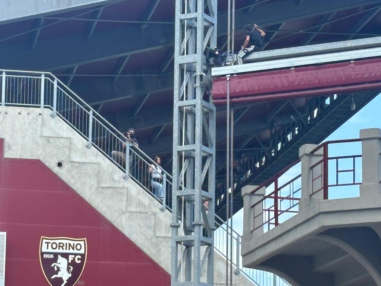 Si arrampica sulle vele dello stadio Filadelfia e minaccia di buttarsi nel vuoto - VIDEO