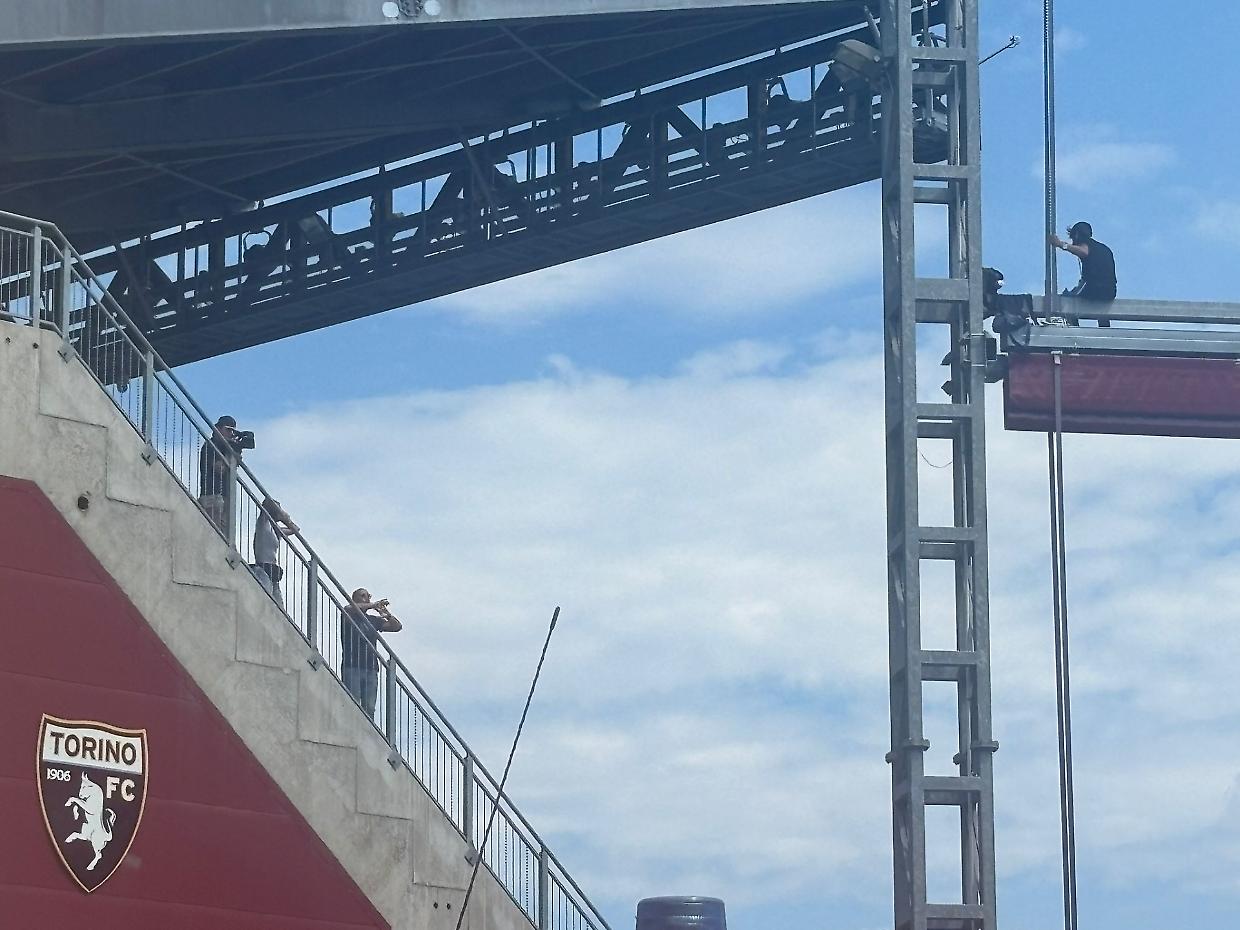 Portato giù l’uomo che era arrampicato sulle vele del Filadelfia