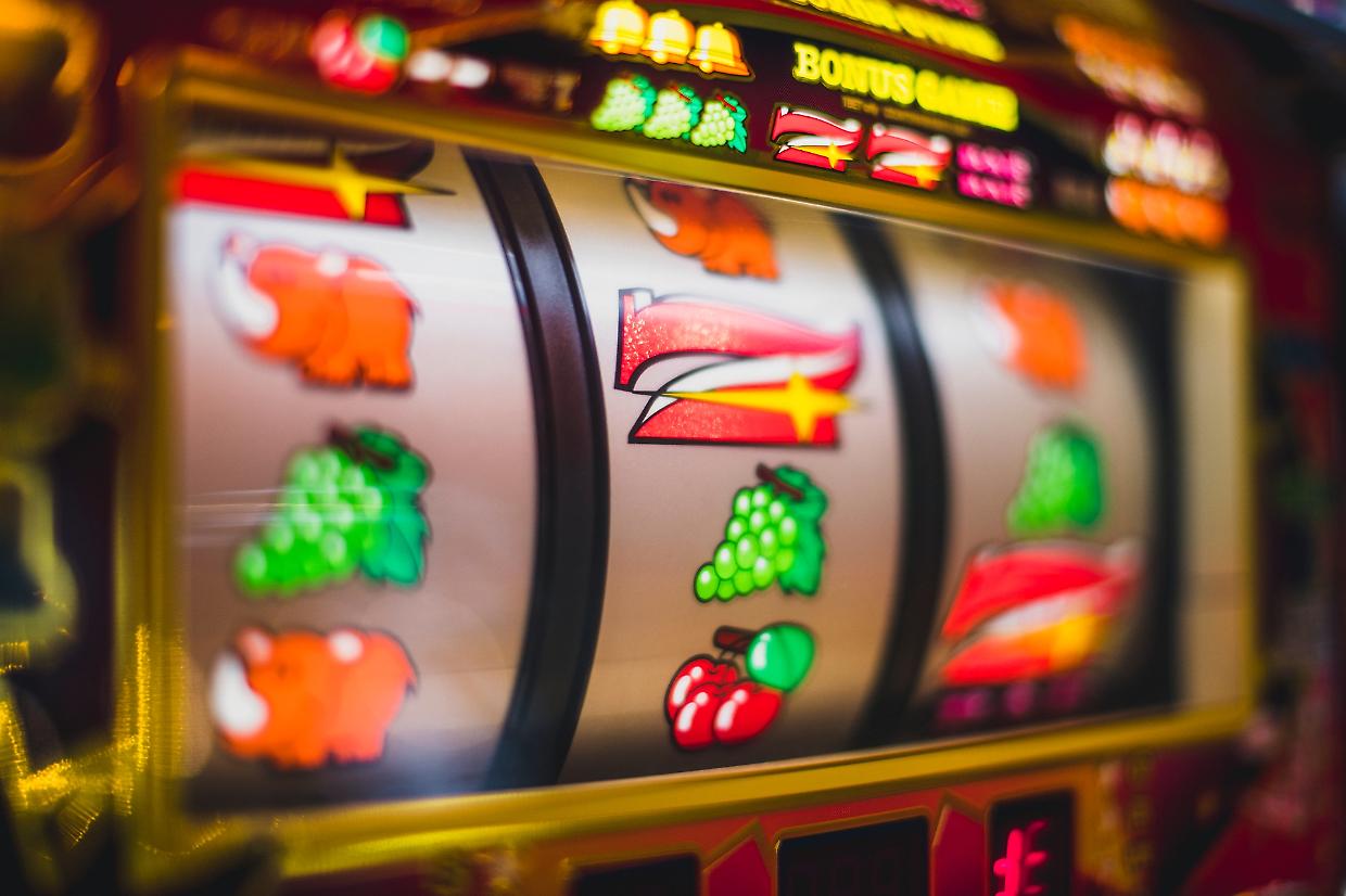 Stretta sui casinò online, le nuove regole dell'ADM: 7 milioni di euro per licenze di nove anni