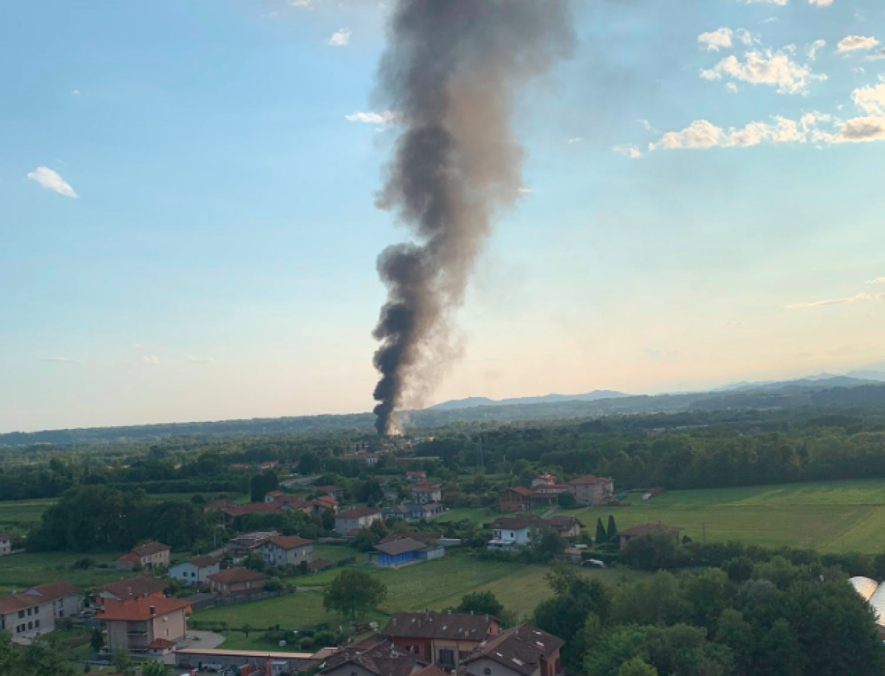 Incendio a Borgomanero: distrutto lo stabilimento Margarini Imballi