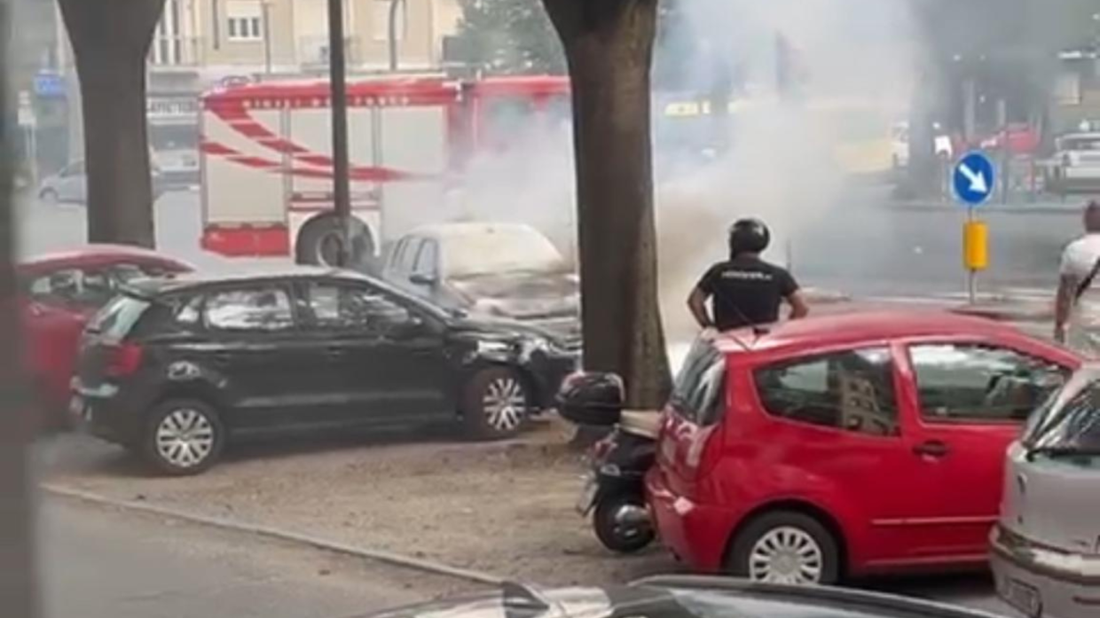 Auto in fiamme in corso Trapani: vigili del fuoco in azione per domare le fiamme (video)