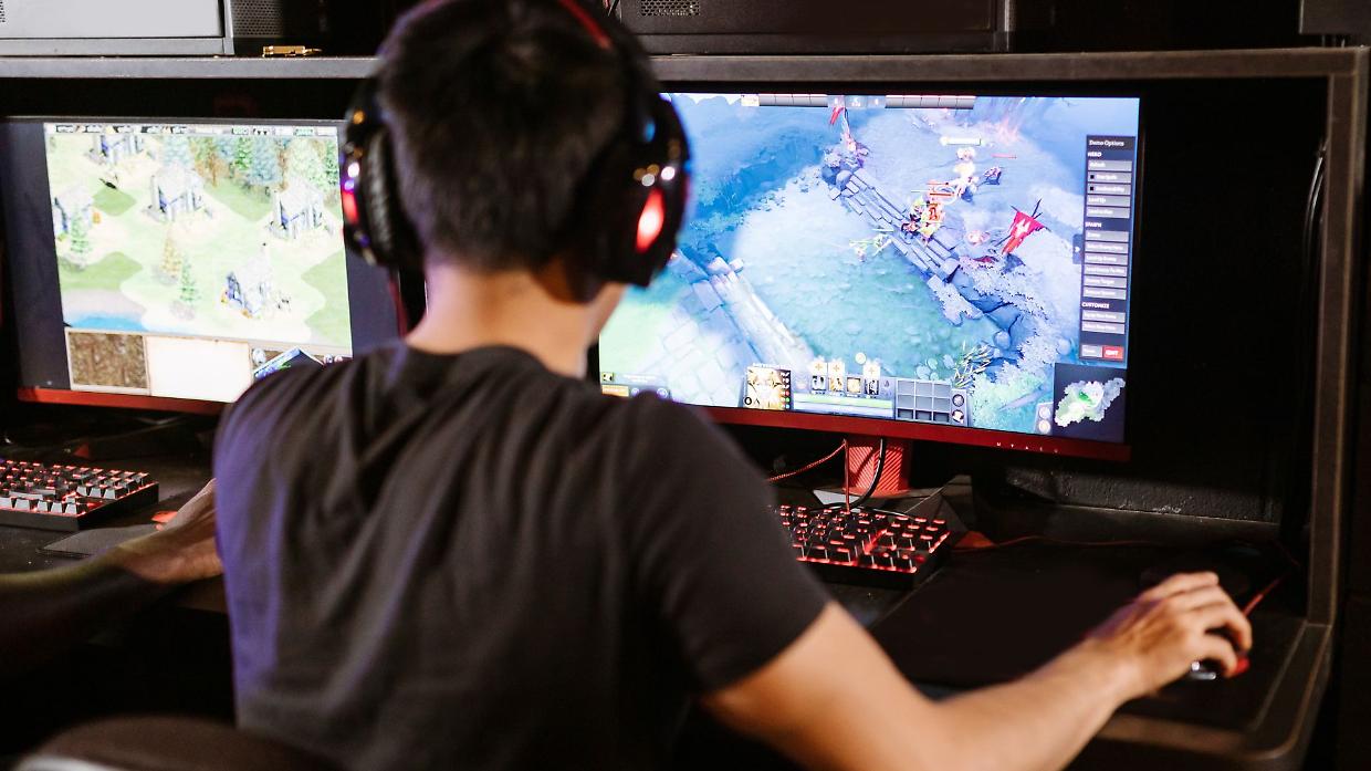 Troppo tempo davanti agli schermi fa male: i nuovi rischi per cuore e metabolismo nei giovani