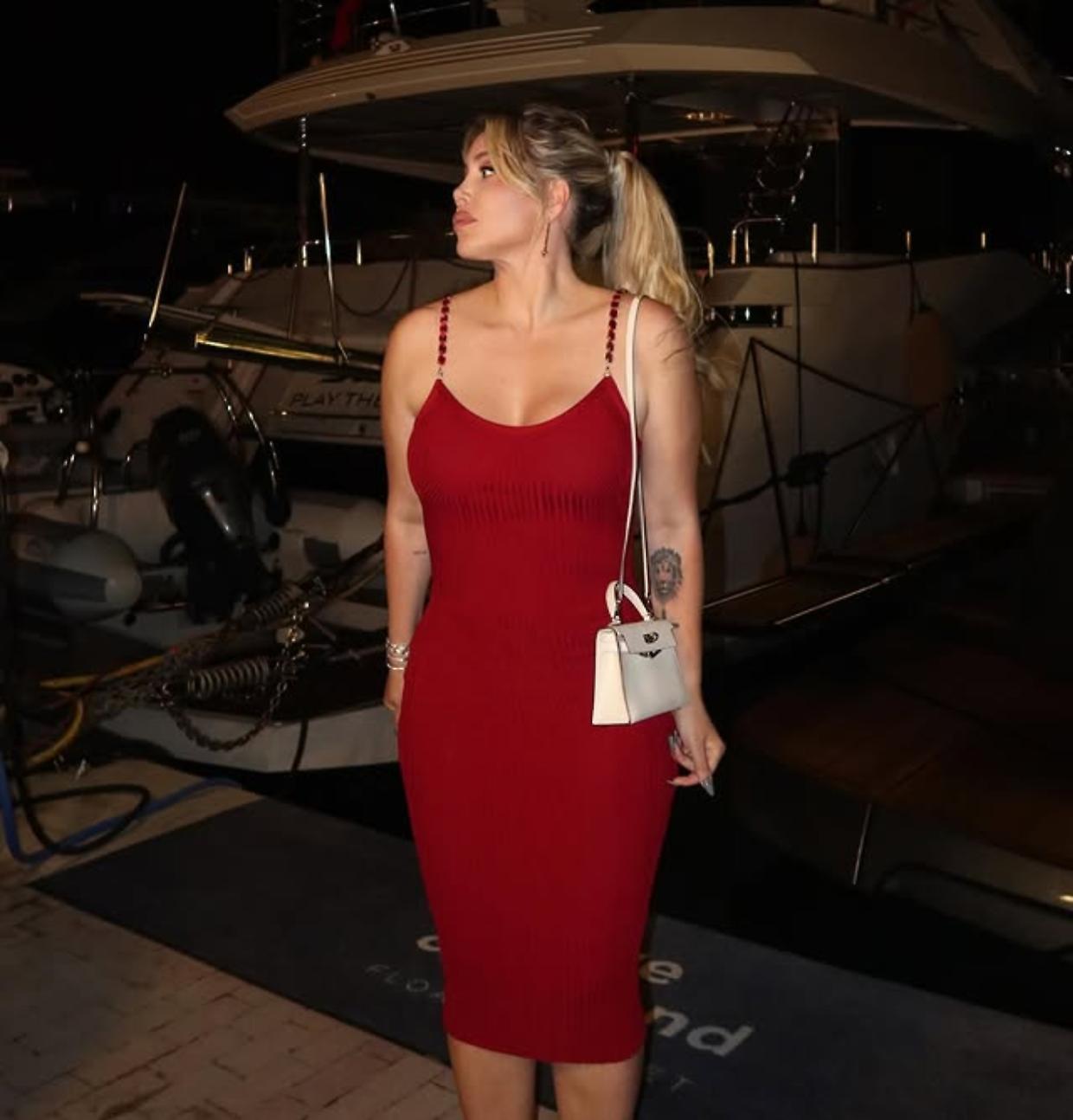 Wanda alza i toni contro MauroE le due figlie rifiutano il padre