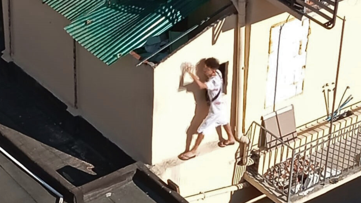 Appeso alla facciata per andare a drogarsi «Ecco l’ultima  follia»