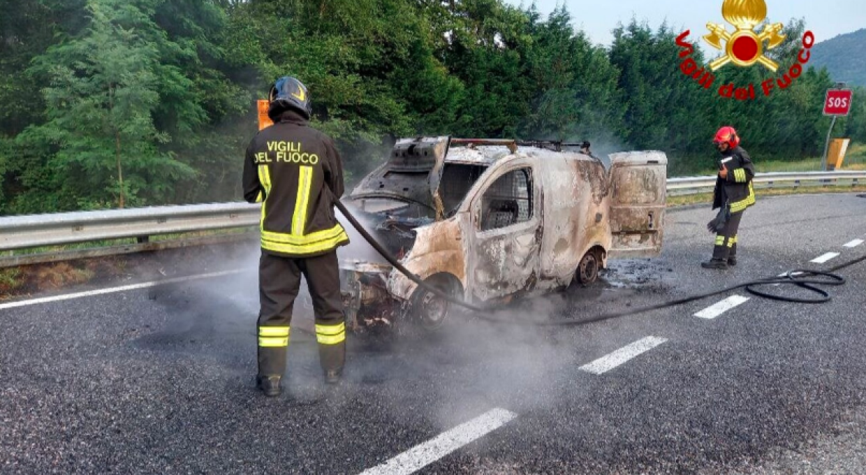 Auto in fiamme sulla Statale 336: traffico paralizzato verso Busto Arsizio