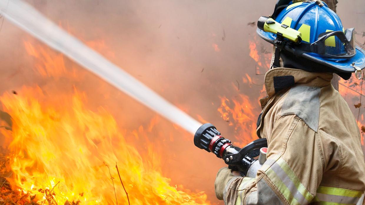 Rivarolo Canavese: incendio nel sottobosco sfiora il disastro, salvato un camion parcheggiato