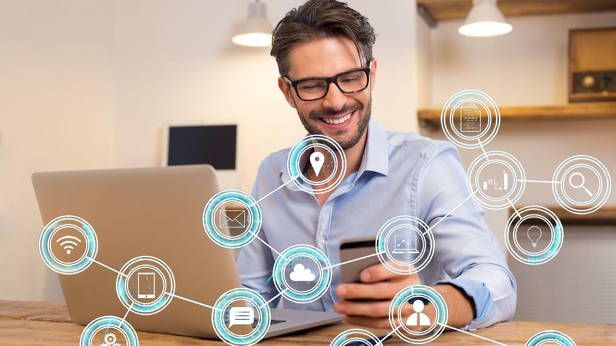 Oltre 44 milioni di italiani online: 75 ore al mese e un boom dell’e-commerce nel 2025