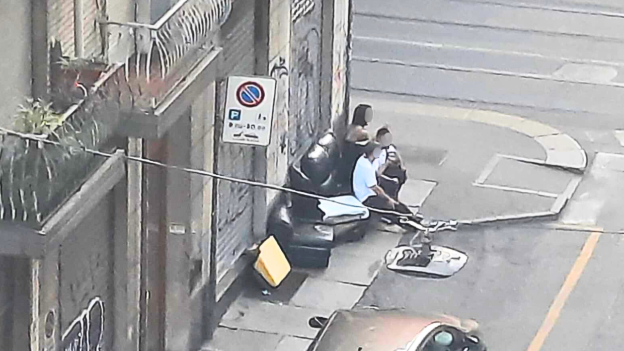 Spunta un altro divano in strada. Ecco l’ultima strana moda di Torino