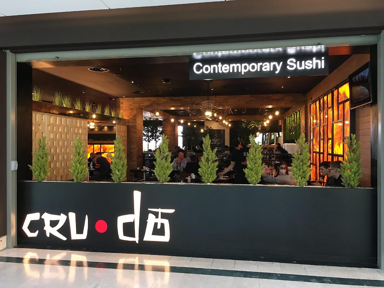 Le serrande chiudono anche per "Crudo" a Lingotto, ma i dipendenti protestano: "poco preavviso e niente disoccupazione"