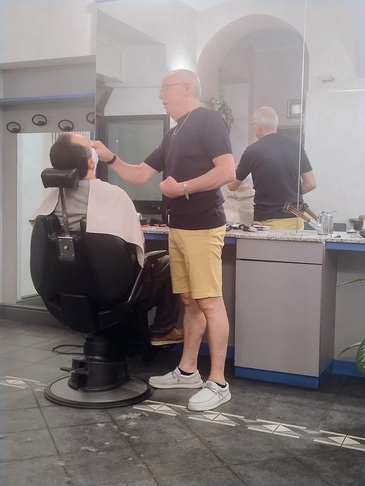 Sessant'anni di forbici e confessioni: le storie tra barba e capelli di Mimmo