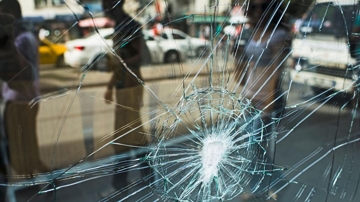 Alba: vetrine distrutte in centro, torna l’allarme sicurezza