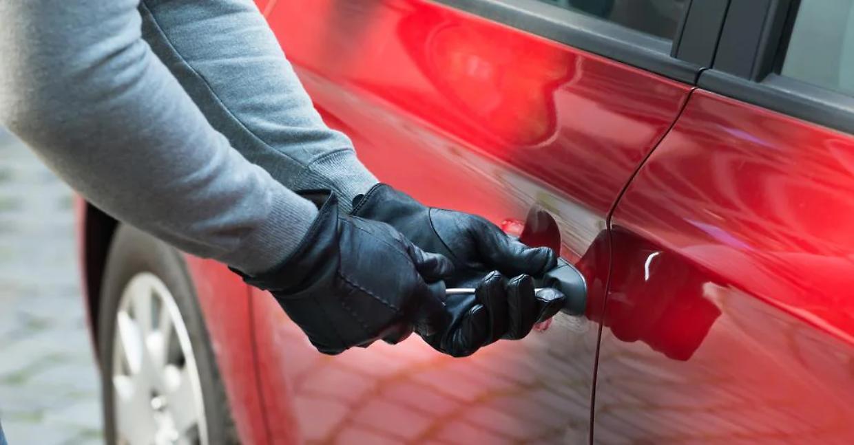 Il furto dell'auto del parroco a Rivarolo Canavese