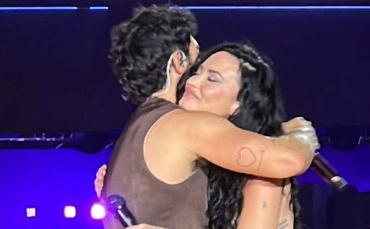 Demi Lovato e Joe Jonas di nuovo insieme sul palco: la magia di Camp Rock emoziona il MetLife Stadium