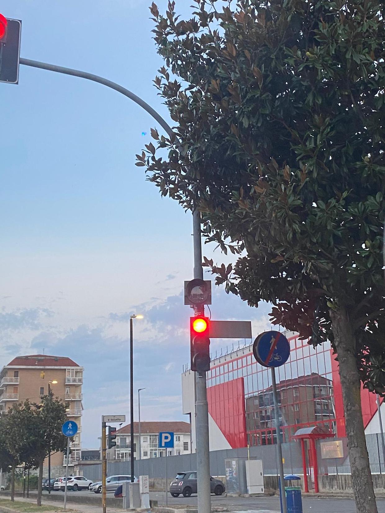 A Leinì, il contasecondi del semaforo ha regalato emozioni (ma per pochissimo tempo)