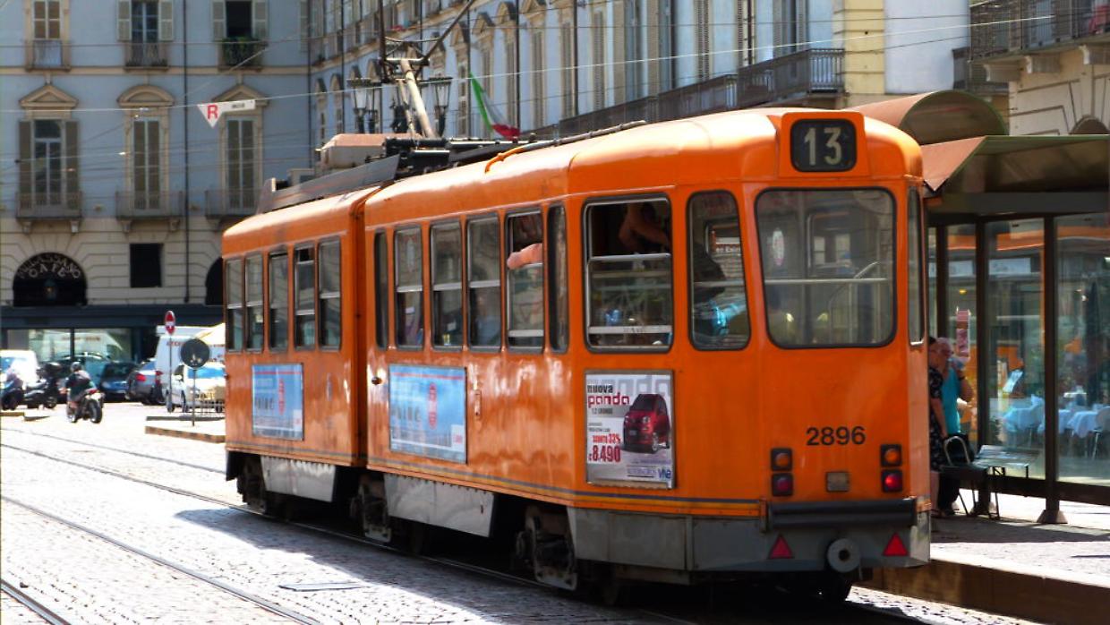 Torino, deviate le linee 13, 15 e 16CD per la posa delle Luci d’Artista in via Po: ecco i percorsi