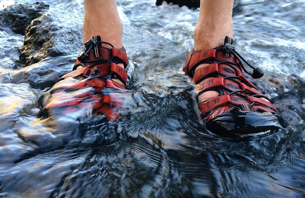 Passeggiate a mollo, controcorrente: i benefici del river trekking e dove farlo in Piemonte