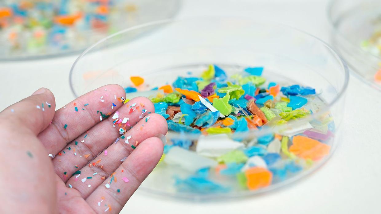 Respiri fino a 68mila microplastiche al giorno: lo studio shock che svela dove ne assorbi di più