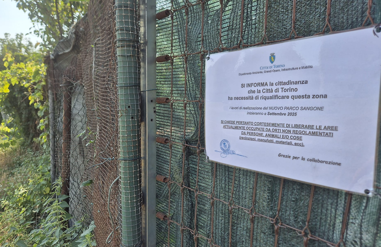 L'avviso sui cancelli degli orti a Mirafiori Sud
