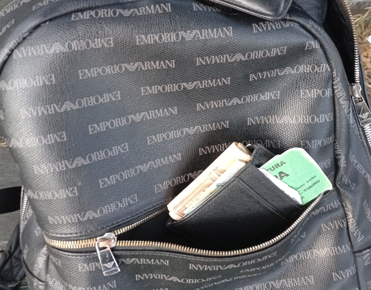 Lo zaino griffato Armani ritrovato dal netturbino