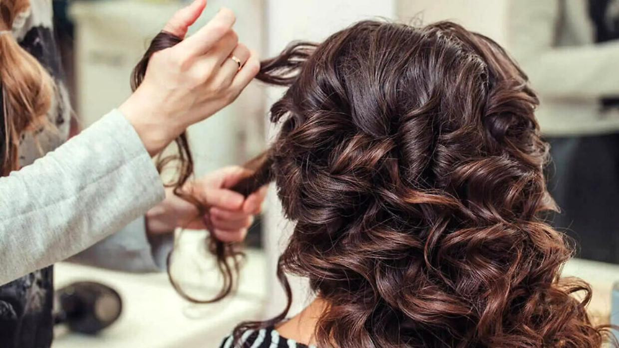 La stretta sugli estetisti e parrucchieri, esame obbligatorio e multe più pesanti per gli abusivi