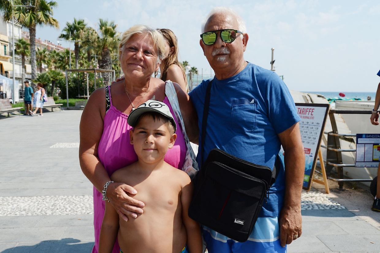 Tra i torinesi in vacanza a Loano: «Prezzi folli e le spiagge libere sono un miraggio»