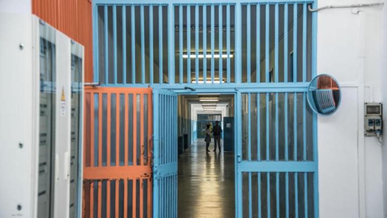 Ivrea, esplode la disperazione di un detenuto: otto agenti feriti