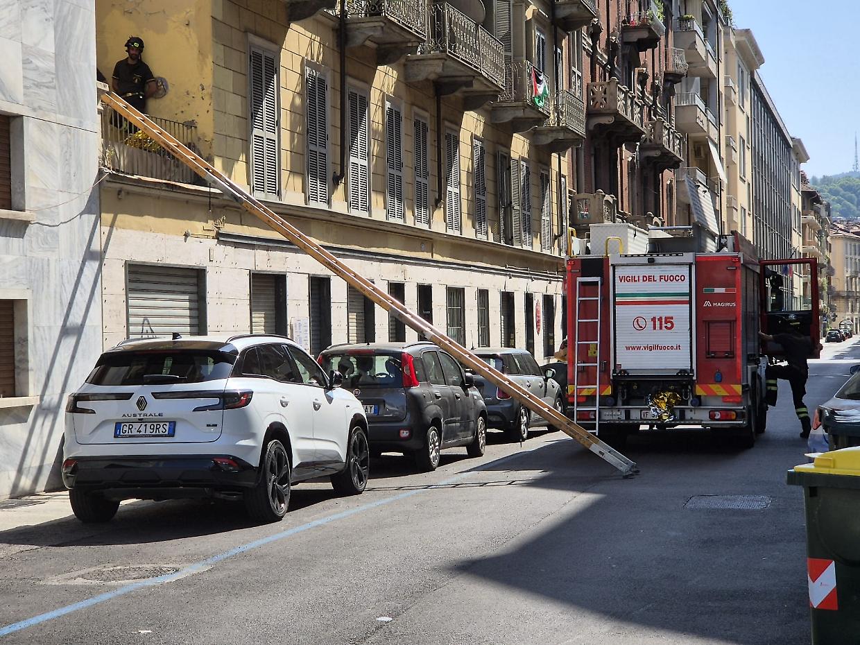 Torino, cade dal sesto piano in via Bidone: muore un uomo di 82 anni