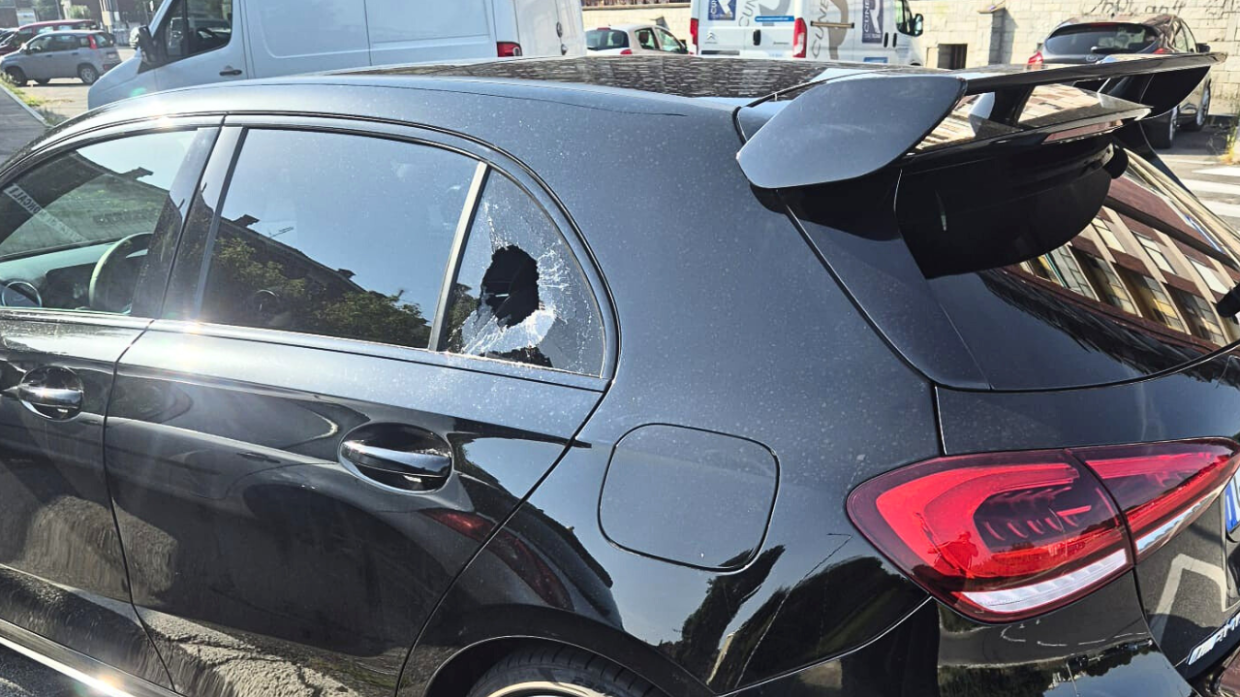 Lascia la Mercedes parcheggiata in strada e i ladri gli rompono il finestrino per saccheggiarla