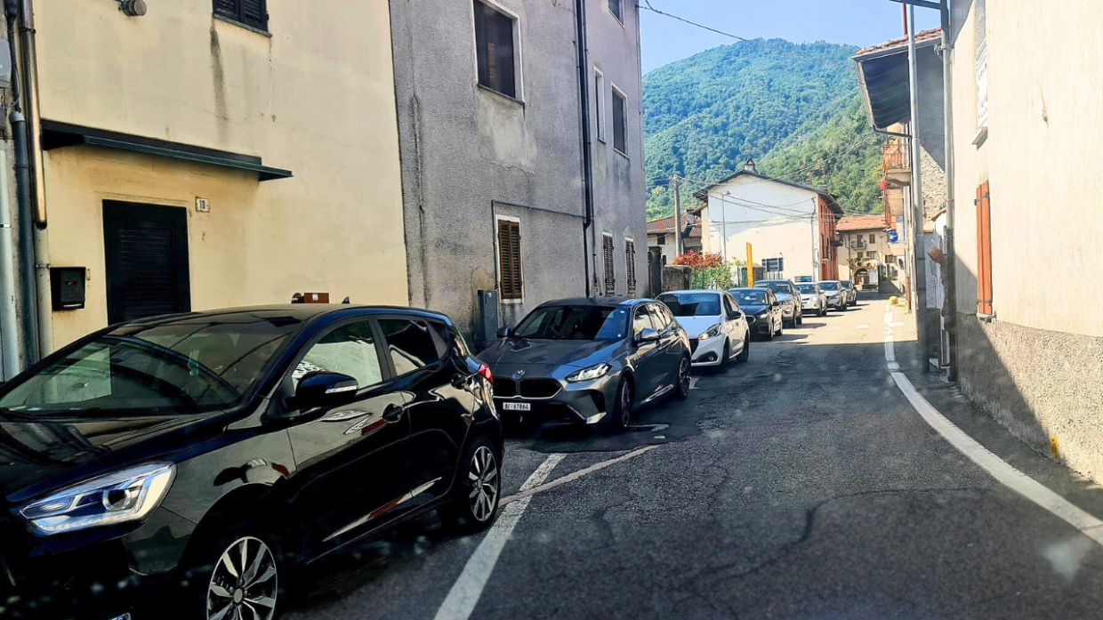 Ferragosto, Borgofranco d'Ivrea paralizzata dal traffico. Il sindaco infuriato: «Chiediamo una soluzione dal 1972»