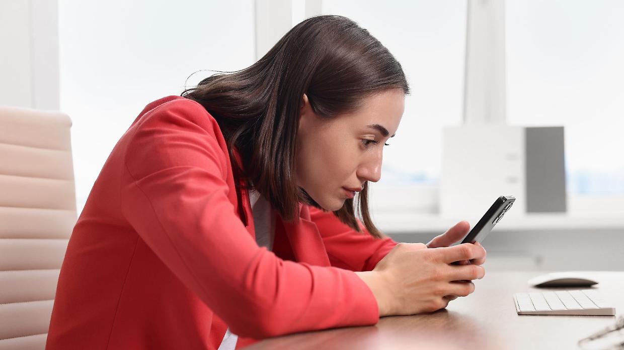 Smartphone e strabismo, cresce un nuovo disturbo visivo: a rischio anche gli adulti
