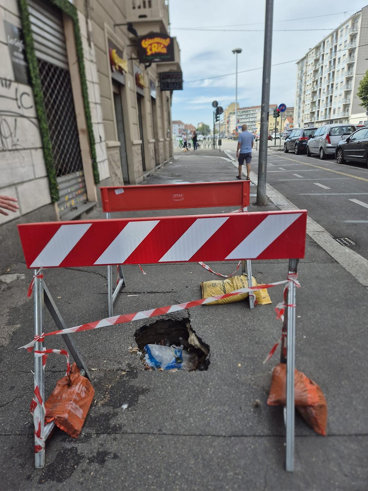 La buca è lì da 9 mesi, nessuno la ripara e i residenti ora la "tappano"