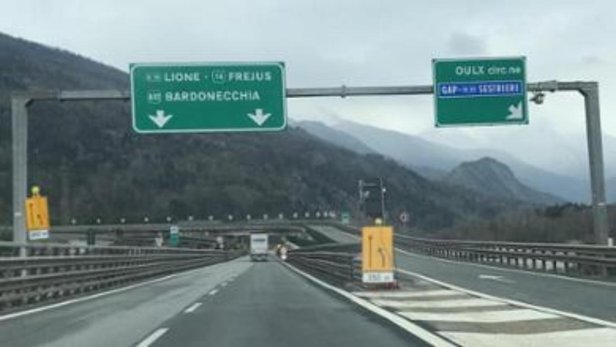 Incidente tra auto allo svincolo dell'A32: feriti lievi