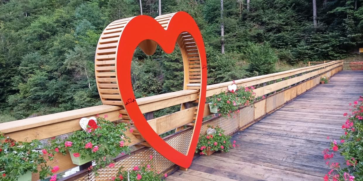 Ronco Canavese, fioriere del ponte degli innamorati lanciate nel torrente: vandali ripresi dalle telecamere