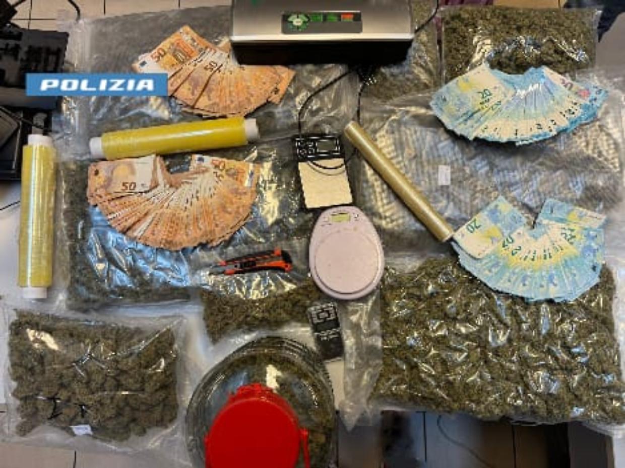 Corso Svizzera, nascondeva 6 chili di marijuana nell'appartamento: 30enne in manette