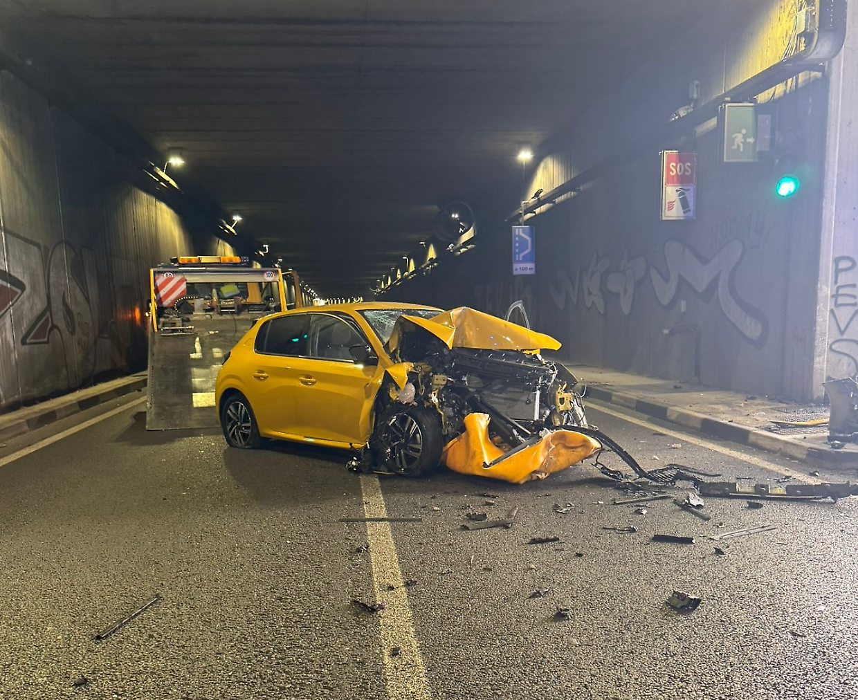 Auto contro il muro nel sottopasso Donat-Cattin: ferita una 27enne