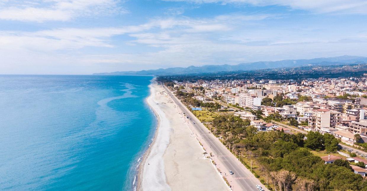 Neonata abbandonata tra i cespugli: madre piemontese partorisce da sola in spiaggia
