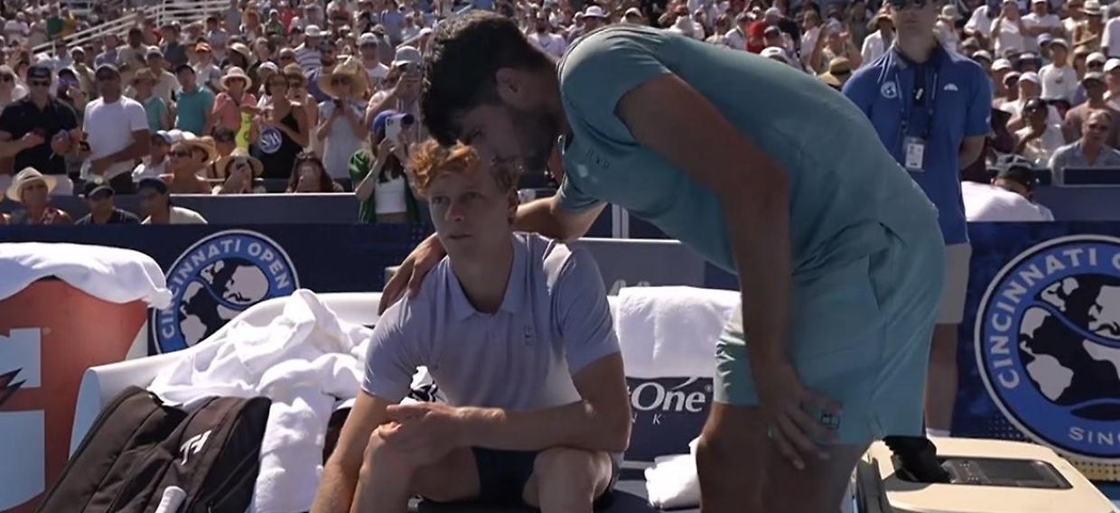 Finale shock al Masters 1000 di Cincinnati, Jannik Sinner va sotto per 5-0 contro Carlos Alcaraz e si ritira: «Non ce la faccio»