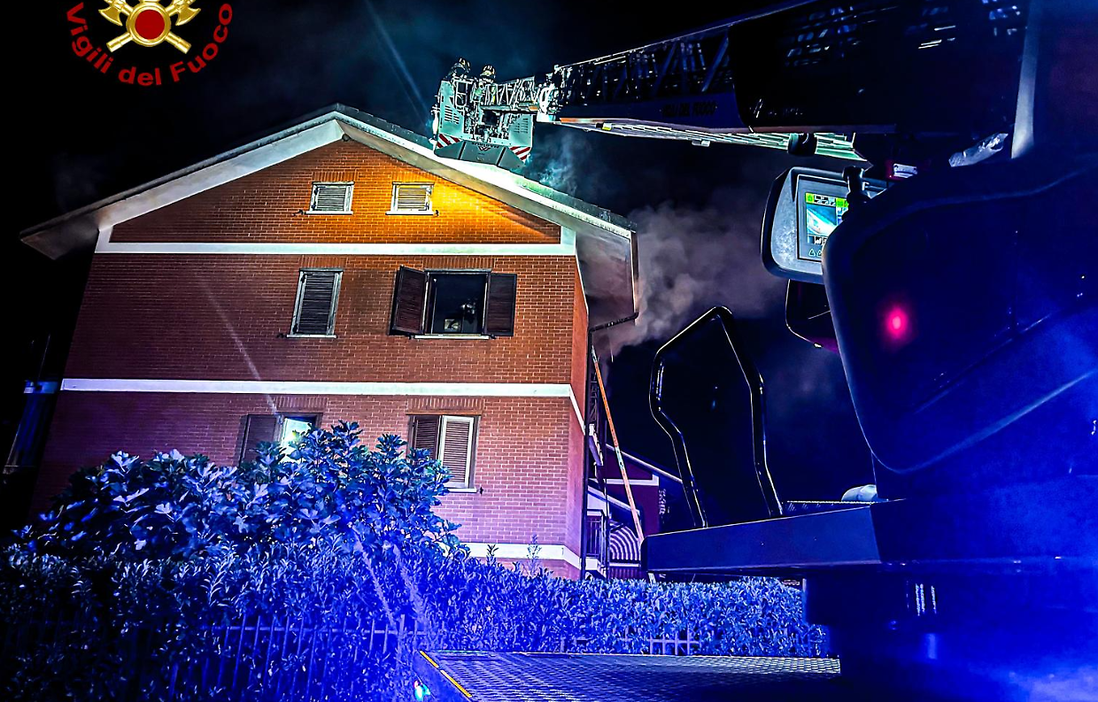 I pompieri a Rivalta, dov'è scoppiato l'incendio