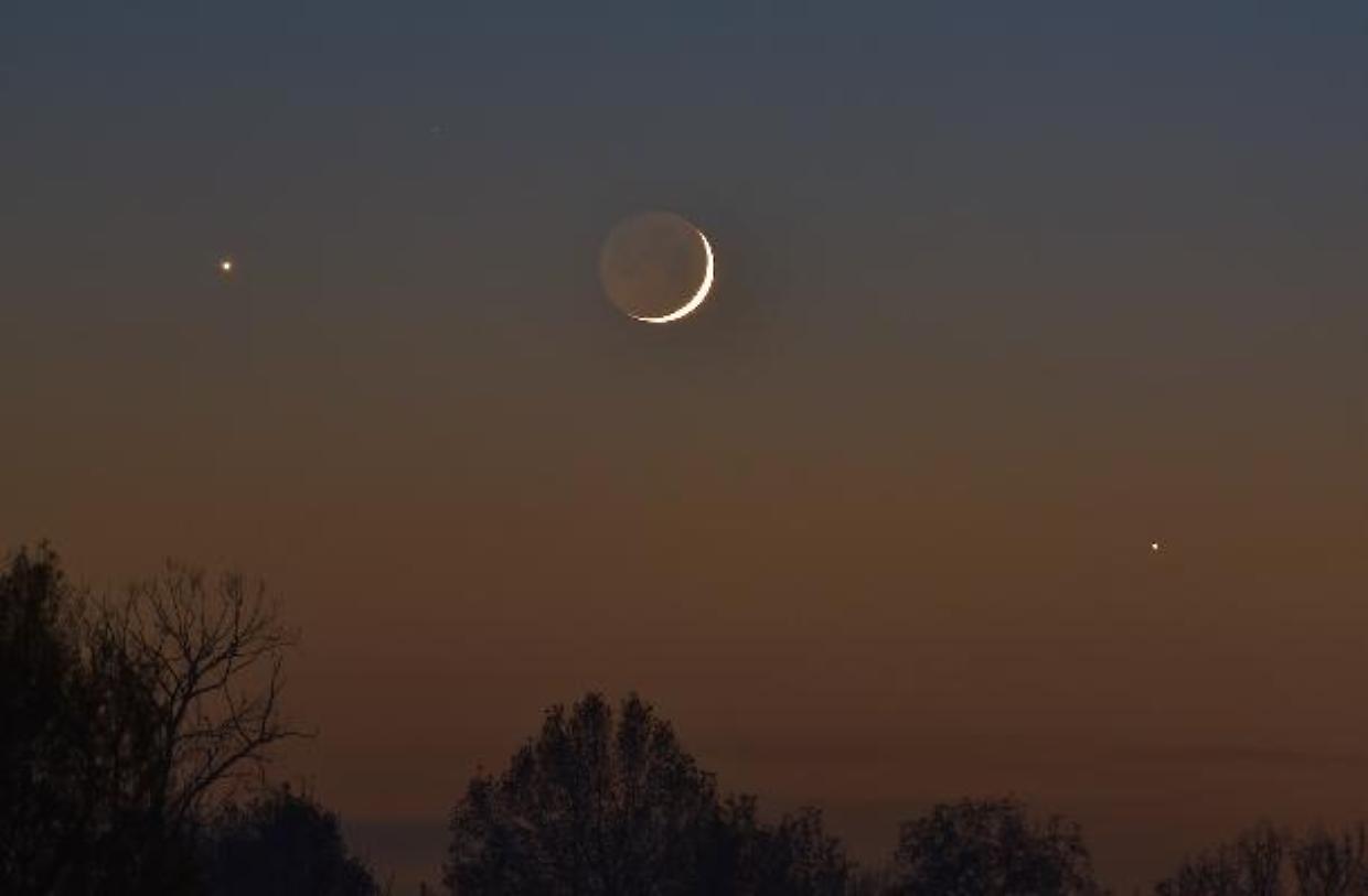 Il cielo d’agosto regala un bacio tra Luna, Venere e Giove: ecco come ammirarlo