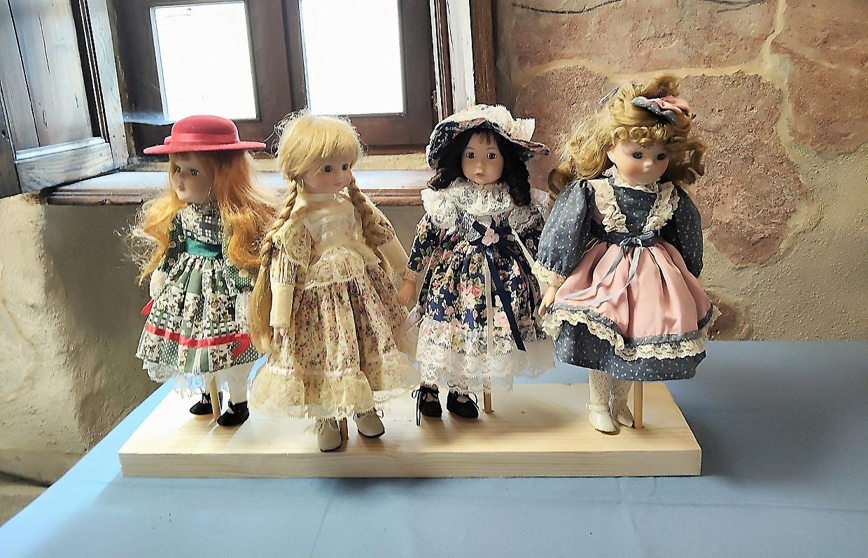 A Novalesa, 170 bambole in mostra: la collezione di una vita di due cittadine con pezzi antichi, artigianali e persino Barbie storiche