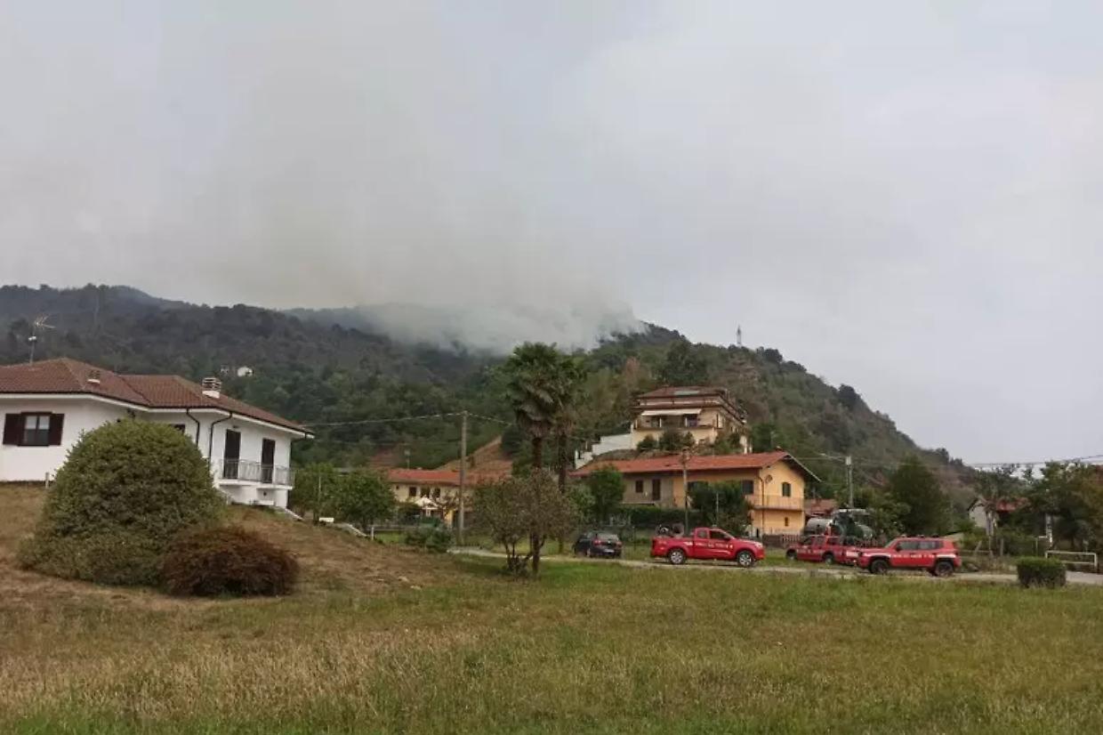 Incendio sul Monte Bracco, tre fronti attivi: evacuate abitazioni a Morra San Martino