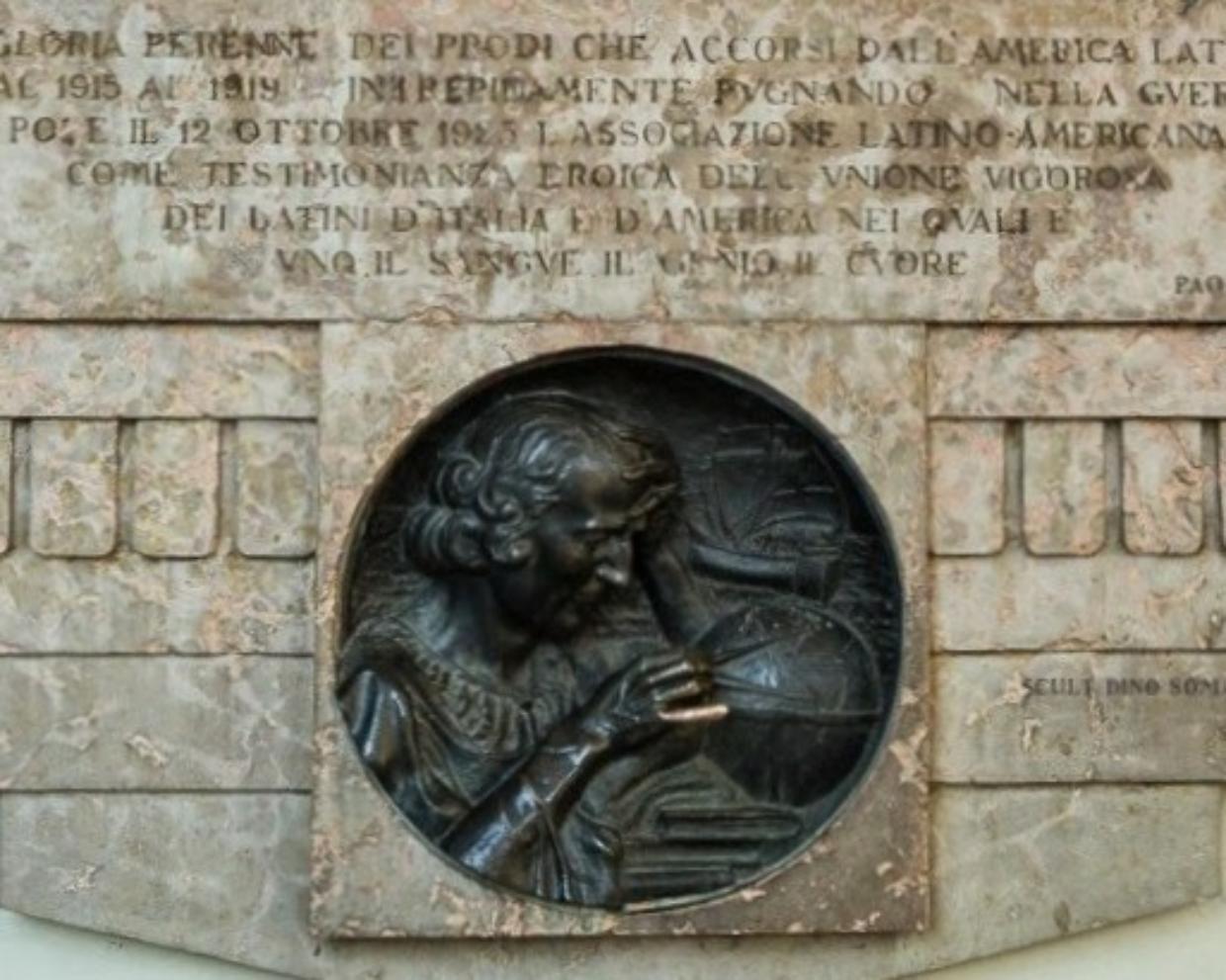 Il segreto di piazza Castello: il dito di Colombo che porta fortuna