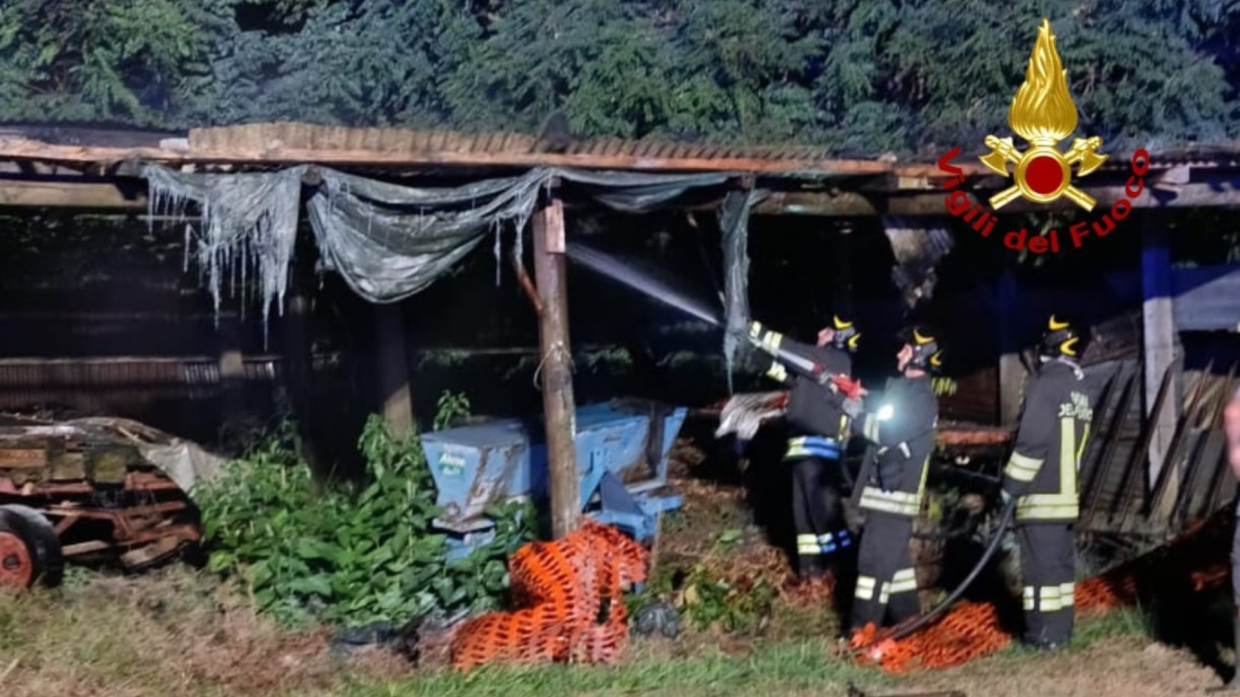 Borgo D’Ale, capanno avvolto dalle fiamme: intervento fondamentale dei vigili del fuoco
