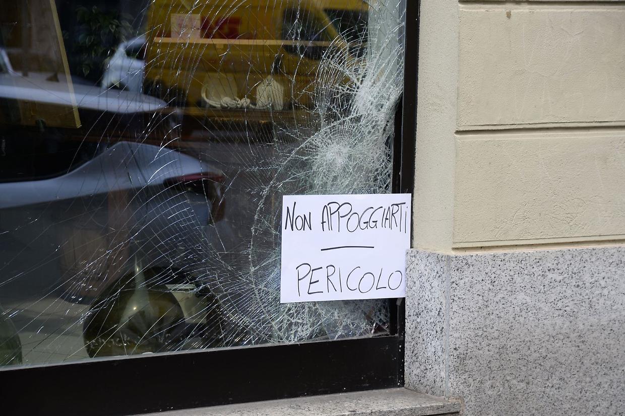 La vetrina del Gufo Rosso frantumata in corso Vercelli