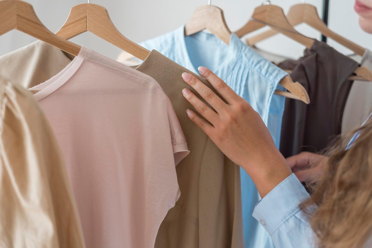 Come comprare vestiti usati senza rischi: una guida completa