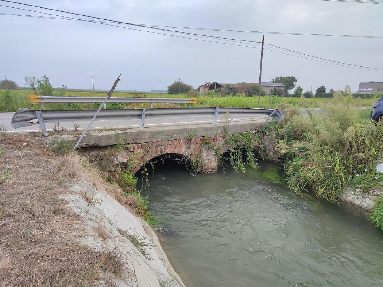 Lavori di restauro sul ponte storico tra Casalvolone e Borgo Vercelli