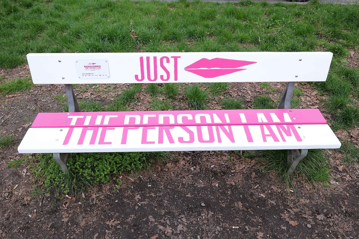 Vandalismo: rubata a Torino la panchina "Just The Person I Am"